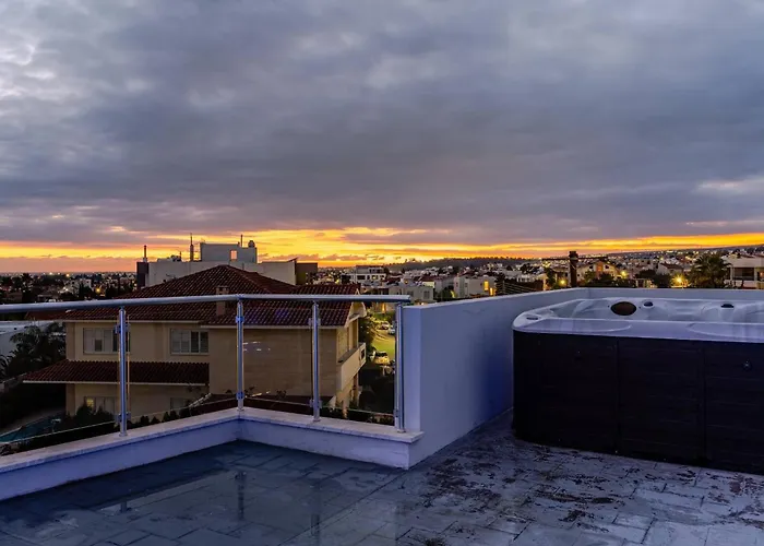 Penthouse Great View Hydromassage Penthouse Hottub Apartmán Lemesos