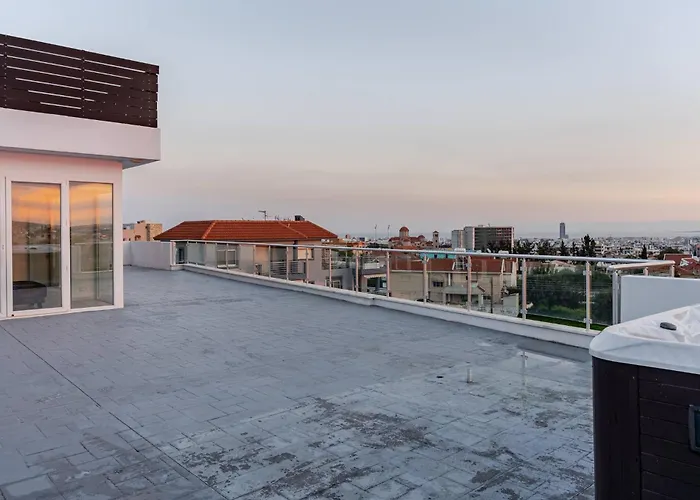 Penthouse Great View Hydromassage Penthouse Hottub Lemesos